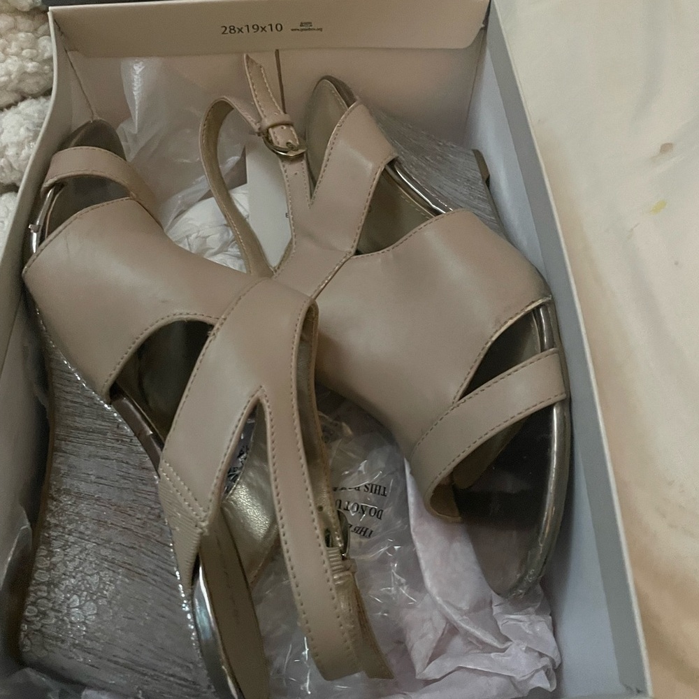 Bandolino tan summer sandles,